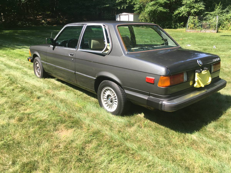 Illustration for article titled At $2,700, Is This Good Ol' 1983 BMW 320i Good Enough?
